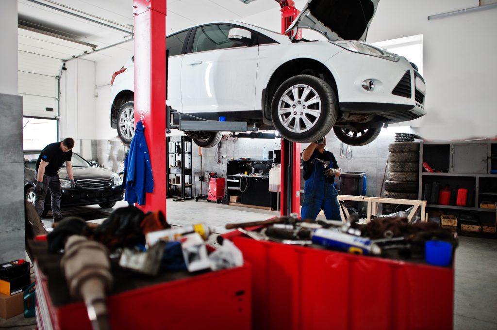 Auto autohuoltamolla korjauksessa Espoossa