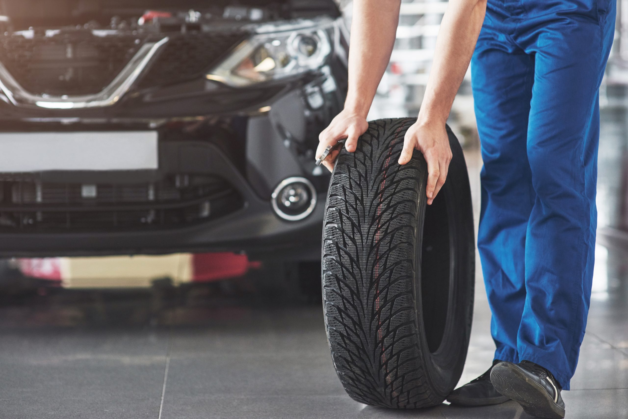 auto tärisee tyhjäkäynnillä kuluneen moottorin tukikumin vuoksi
